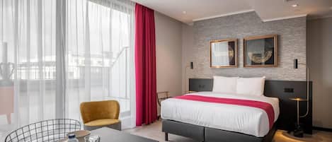 Studiolejlighed | Senge med topmadrasser, pengeskab på værelset, skrivebord