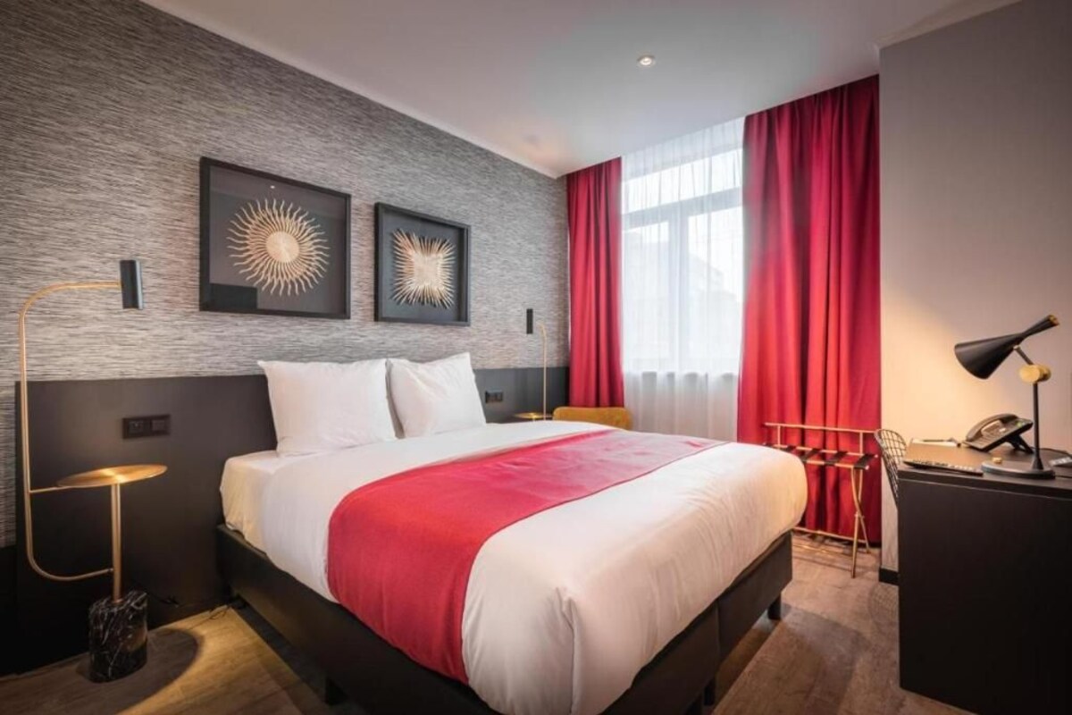 Double Room Deluxe features air conditioning, a tea and coffee maker, as well as a