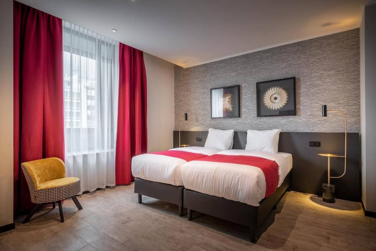 Chambre avec lits jumeaux | Surmatelas, coffres-forts dans les chambres, bureau, rideaux occultants