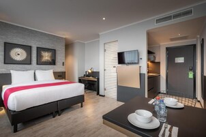 Surmatelas, coffres-forts dans les chambres, bureau, rideaux occultants