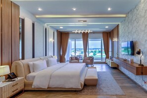 Executive Room | Minibar, in-room safe, desk, laptop workspace