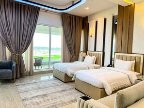 Kamar Twin Eksekutif | Minibar, brankas, meja kerja, dan ruang kerja ramah laptop