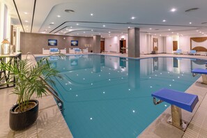 2 개의 실내 수영장