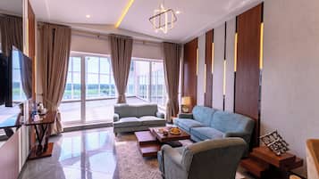 Executive-suite | Minibar, pengeskab på værelset, skrivebord