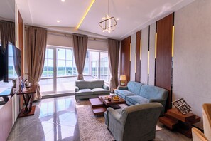 Executive Suite | Minibar, in-room safe, desk, laptop workspace