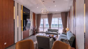 Executive Suite | 1 bedroom, minibar, in-room safe, desk
