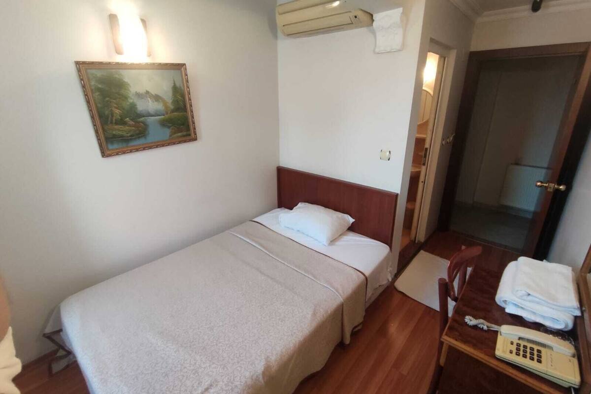 基础客房, 1 张大床, 吸烟房, 城市景观 | 埃及棉床单、高档床上用品、笔记本电脑工作区、免费 WiFi