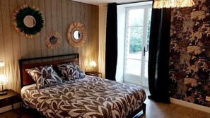 4 makuuhuonetta, työpöytä, silitysrauta/-lauta, vauvan matkasänky