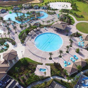 Un complexe hôtelier doté de plusieurs piscines, de chaises longues et de palmiers.