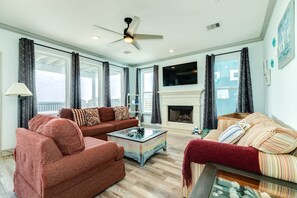 Televisie, een open haard en een kantoor