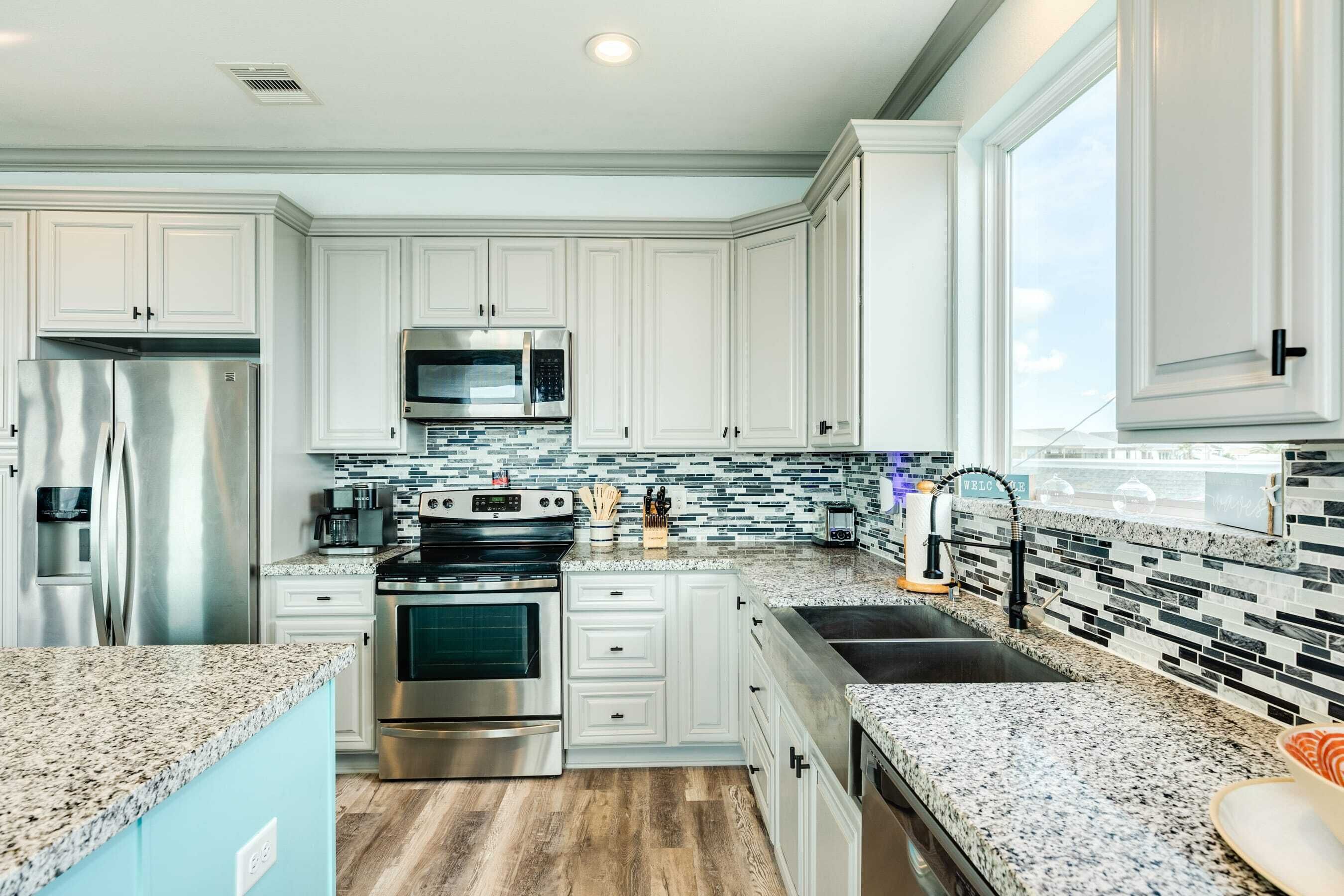 冷蔵庫、電子レンジ、オーブン、コンロ