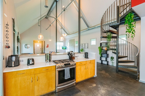 Køleskab, mikrobølgeovn, ovn, kogeplade