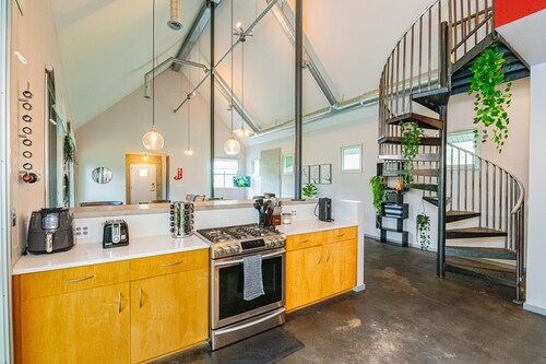 Unique; Modern; Spiral Staircase; Loft; Near IU; Whirlpool Tub; Natural Light