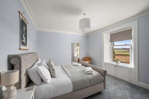 6 Schlafzimmer, Schreibtisch, Bügeleisen/Bügelbrett, Reisekinderbett