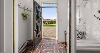 The Farmhouse - Countryside Escape with Hot Tub