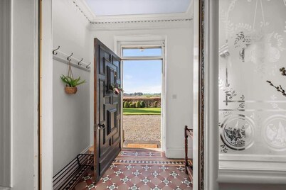 The Farmhouse - Countryside Escape with Hot Tub