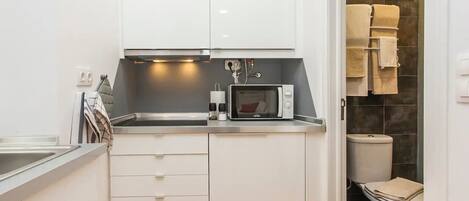 Studio (Beco Belo 28 - 1º) | Coin cuisine privé | Mini réfrigérateur, micro-ondes, plaque de cuisson