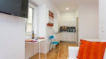 Studio (Beco Belo 28 - 1º) | Living area | Flat-screen TV