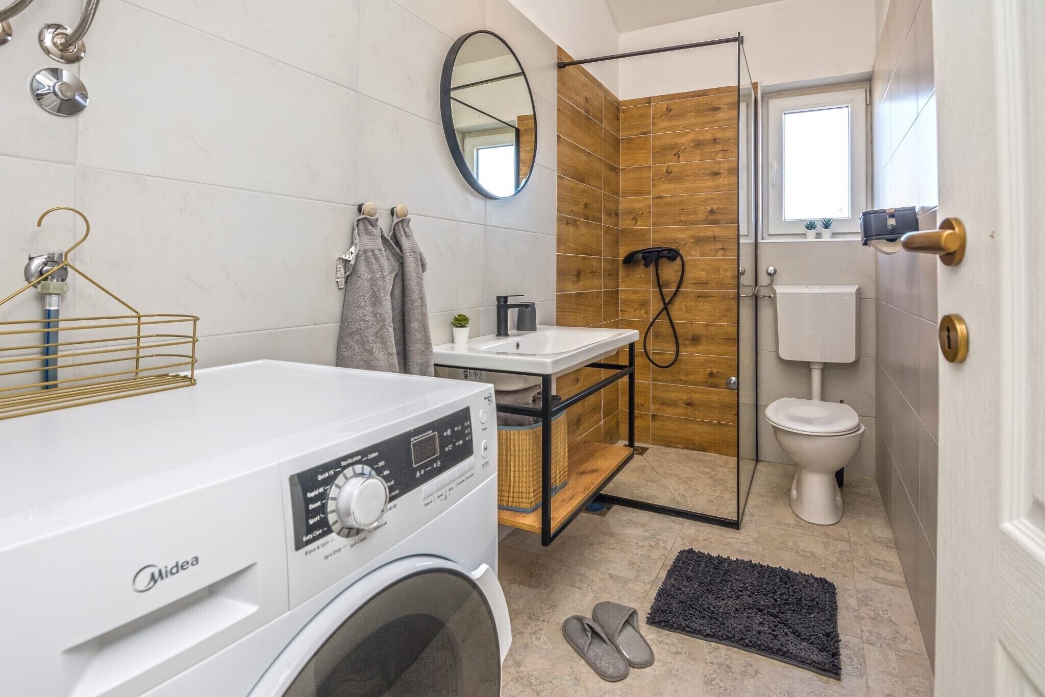 Comfort House | Bathroom | Free toiletries, hair dryer, towels, soap