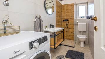 Comfort House | Bathroom | Free toiletries, hair dryer, towels, soap