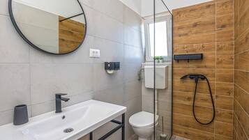 Comfort House | Bathroom | Free toiletries, hair dryer, towels, soap