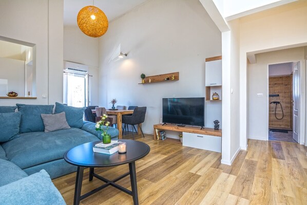 Comfort House | Living area | 150-inch Smart TV with cable channels, Netflix, table tennis - Villa Dika Nin (Nin)