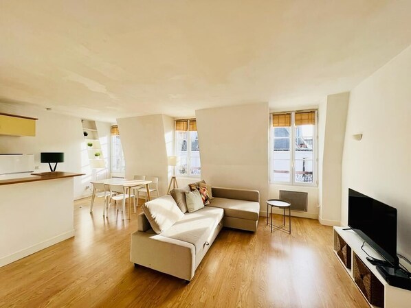 Living area - Le Marais : Sunny 4 Persons Flat (Paris)