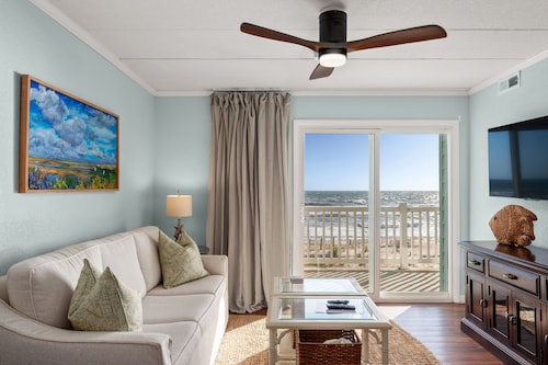 Pup-Friendly! Direct Oceanfront! Shorely Goodness: PierView 105 Oceanfront Condo