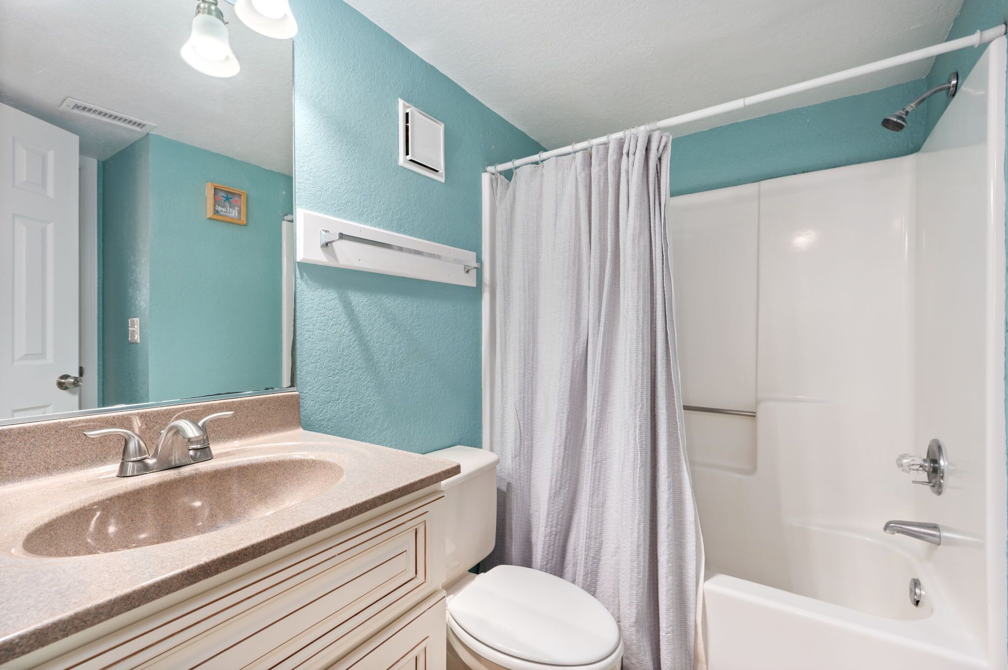 Een badkamer met een wastafel, toilet en douche.
