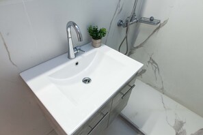Apartment | Badezimmer | Haartrockner, Handtücher
