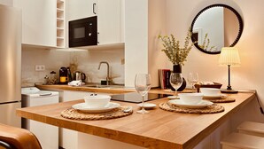 Una cocina moderna con microondas, lavamanos y encimera de madera.