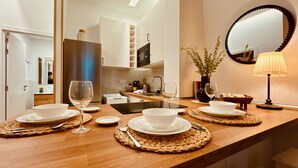 Una cocina moderna con encimera de madera, microondas y un lavamanos.