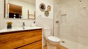 Douche, séchoir à cheveux, shampooing