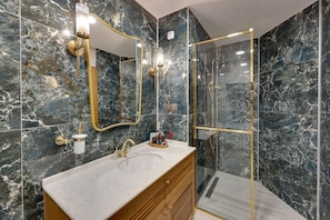 Deluxe Room | Bathroom