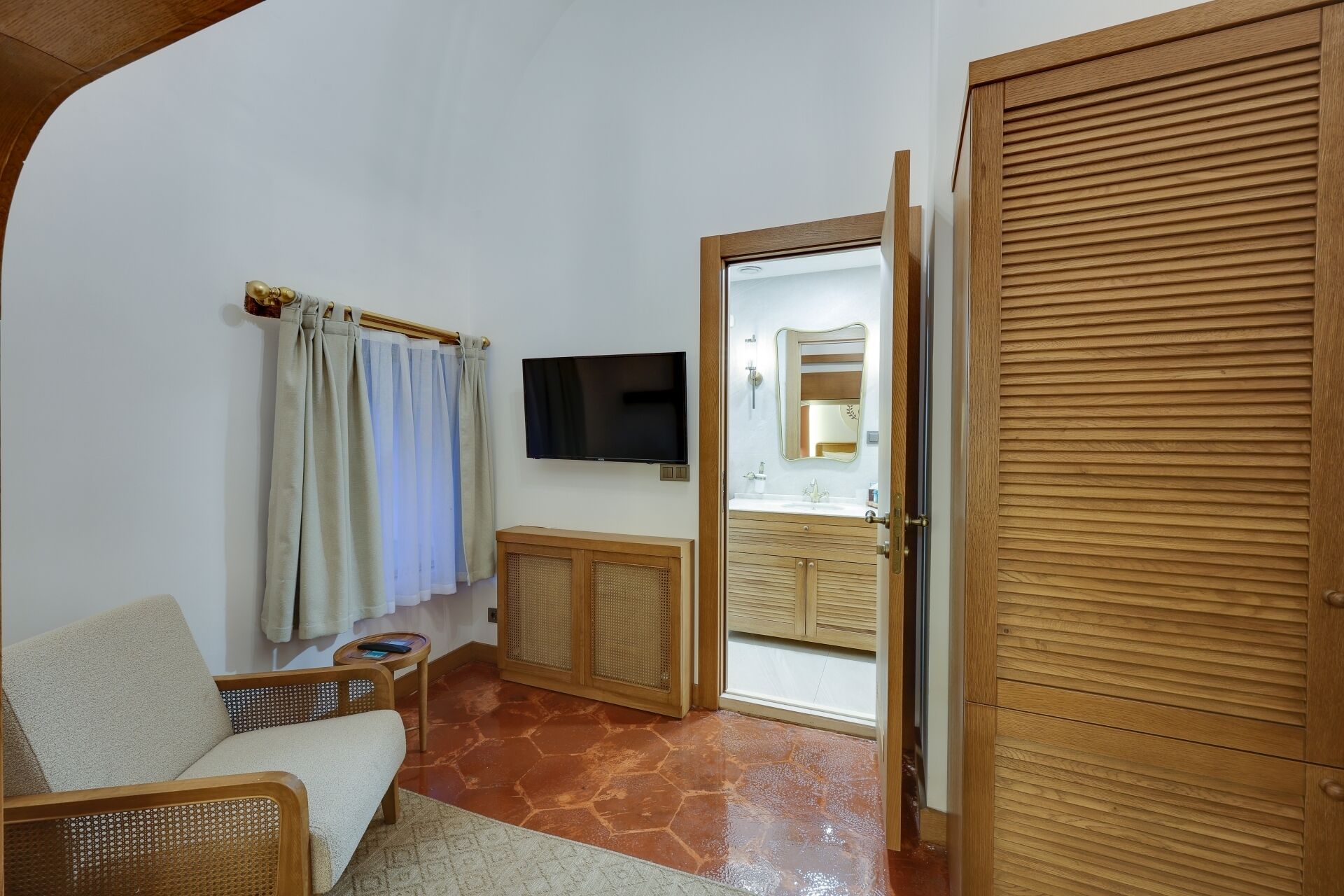 Premium Suite | Free minibar items, desk, laptop workspace, soundproofing