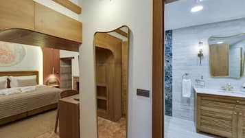 Luksusrom | Minibarvarer (inkludert), individuelt dekorert og skrivebord