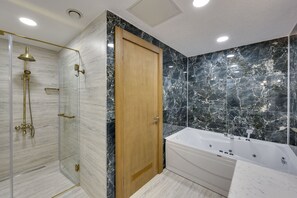 Luxury Room | Bathroom | Shower, rainfall showerhead, hair dryer, slippers