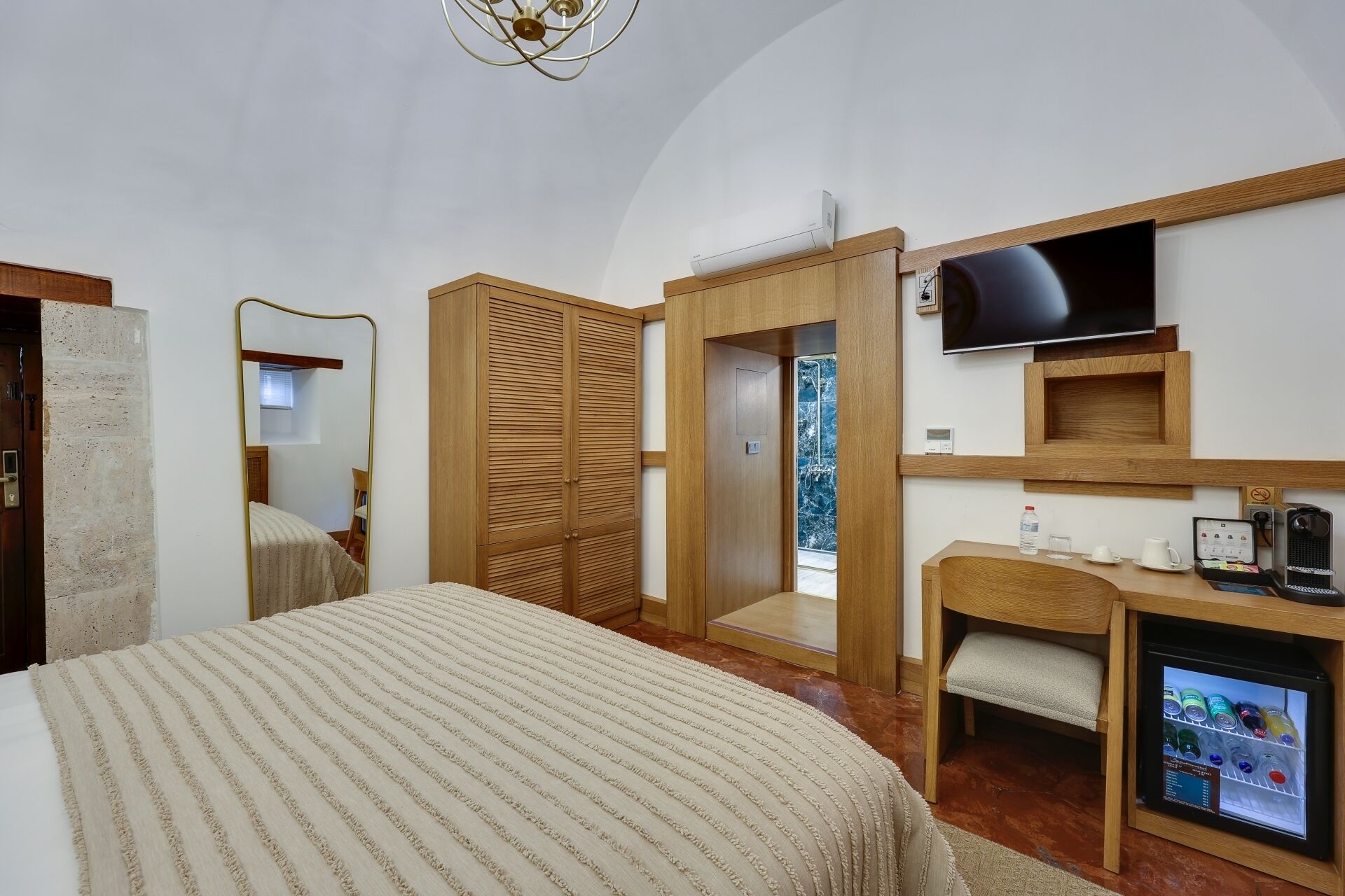 Deluxe Room | Minibar (some free items), desk, laptop workspace, soundproofing