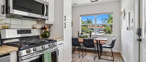 Een magnetron, een oven, een kookplaat, een vaatwasser