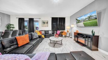 Smart-TV, Kamin, Videospiele, Tischfußball