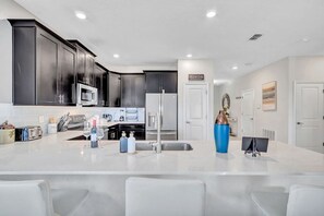Fridge, microwave, oven, stovetop - Clubhouse Disney LUXE:Karaoke, Heat Pool, Firepit, BBQ Grill, Arcades, PS5, XBOX (ChampionsGate)