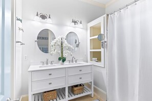 Shower, hair dryer, towels, shampoo - 30A Gem | Rooftop Patio | Heated Pool (Santa Rosa Beach)