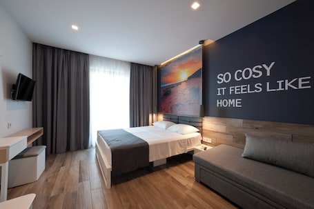 Caja de seguridad en la habitación, escritorio y cortinas blackout