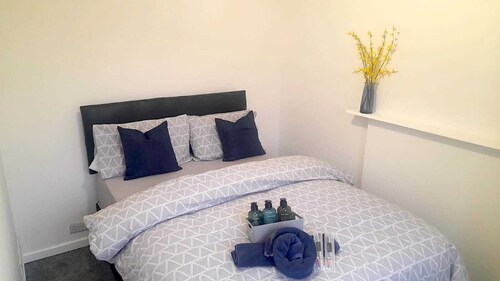 Room 4 - Double bed - 2nd floor - Wifi and is a 2 min walk from Iver station 