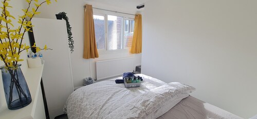 Room 4 - Double bed - 2nd floor - Wifi and is a 2 min walk from Iver station 