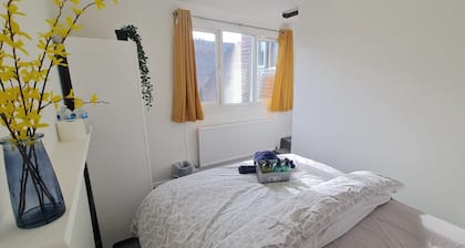 Room 4 - Double bed - 2nd floor - Wifi and is a 2 min walk from Iver station
