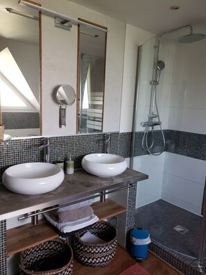 Shower, jetted tub, hair dryer, towels