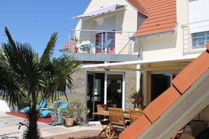 Outdoor dining - Belle Maison Tout Confort Avec Piscine, Clim, sal de Sport, Sauna,10 min de St (Breuschwickersheim)