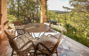 Outdoor dining - Beautiful home in Apt (Apt)