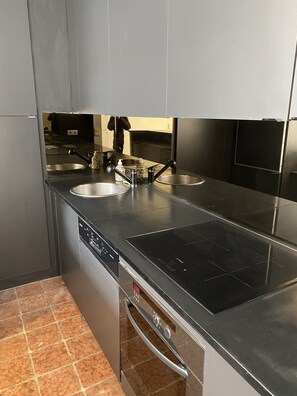 Kylskåp, mikrovågsugn, ugn och diskmaskin